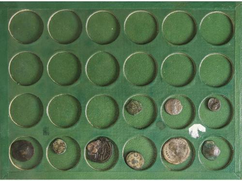 MONEDAS BIZANTINAS. Lote 81 cobres. A EXAMINAR. BC a MBC. 