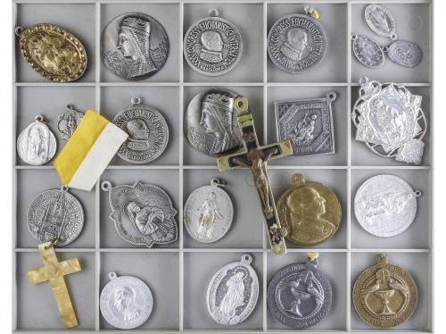 MEDALLAS ESPAÑOLAS. Lote centenar medallas religiosas. La ma