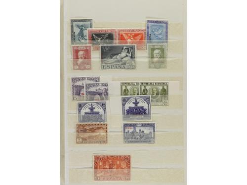 LOTES y COLECCIONES. ESPAÑA. Conjunto montado en hojas clasi