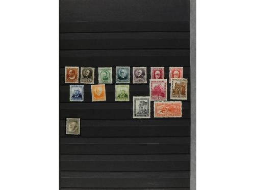 LOTES y COLECCIONES. ESPAÑA. Conjunto en clasificador formad