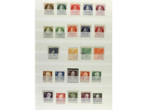 LOTES y COLECCIONES. BERLÍN. Colección en clasificador de 19