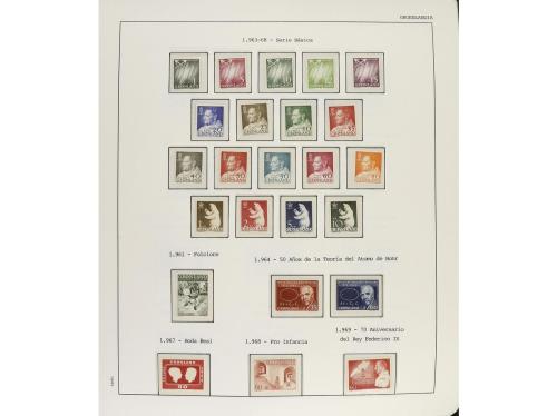 LOTES y COLECCIONES. GROENLANDIA. Colección en 2 álbumes y 1